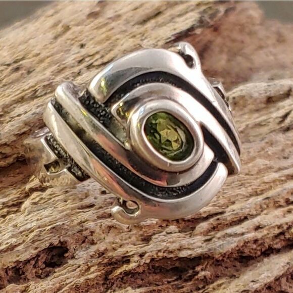 Sterling Peridot Artisan Modern Twist Ring - Picture 3 of 5